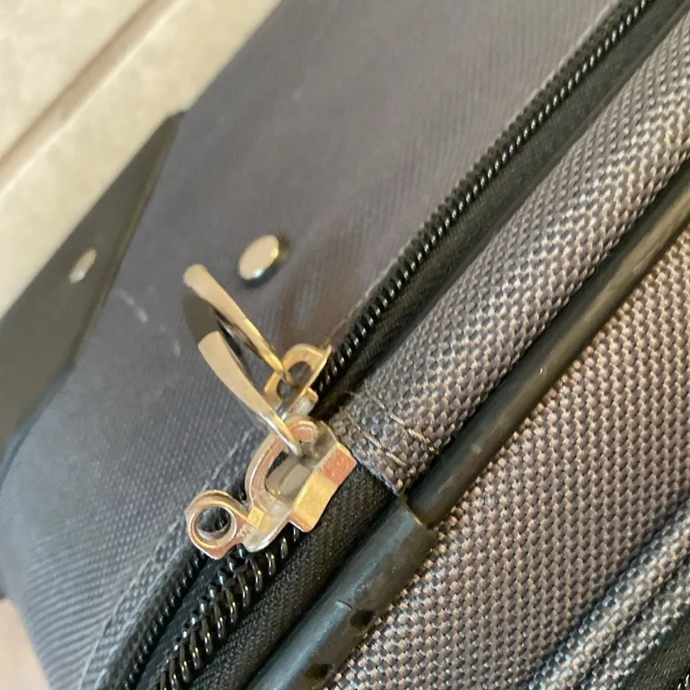 Samsonite Grey Softshell Rolling Upright Suitcase Telescoping Handle Luggage